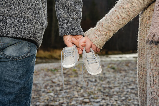 Baby, schwanger, Schwangerschaftsshooting, Fotoshootings, Paar, H&auml;nde, Schuhe, Babyschuhe