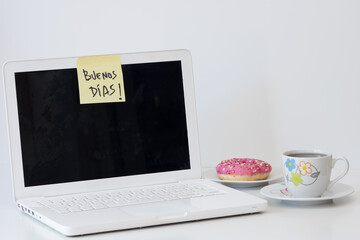 Laptops, donuts, taza de café con mensaje sobre fondo blanco