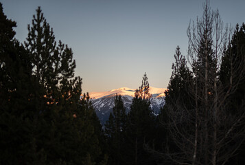 paisaje monta&ntilde;a nevada 