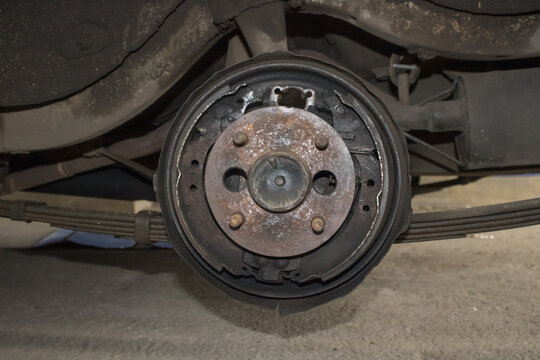reparaci&oacute;n de frenos traseros de un veh&iacute;culo en el hogar