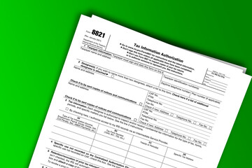 Obraz premium Form 8821 documentation published IRS USA 01.22.2021. American tax document on colored