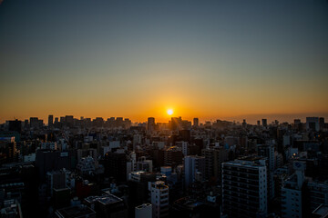 東京都　夕焼けの都市風景
