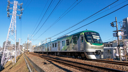 Fototapeta premium 都会を走る電車