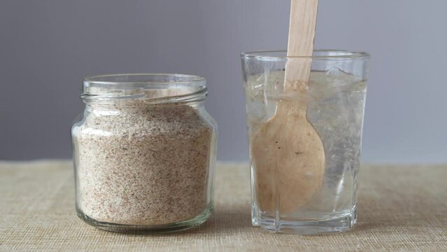 Supplement of psyllium husk and soluble fiber for the intestines. Mixing psyllium with water.