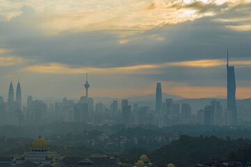 Obraz premium Kuala Lumpur cityscape during beautiful sunset moment