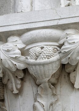 Sculpture with the writing HUUA which means grape in Venetian dialect in Venice on a column of the Doge s Palace