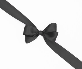 Nœud de ruban de satin pour paquet cadeau de couleur noir, isolé sur du fond blanc. Arrière-plan avec nœud en ruban sur fond blanc.