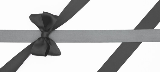 Nœuds de ruban de satin pour paquet cadeau de couleurs gris et noir, isolé sur du fond blanc. Arrière-plan avec nœud en ruban sur fond blanc.	