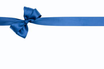 Nœud de ruban de satin pour paquet cadeau de couleur bleu, isolé sur du fond blanc. Arrière-plan...