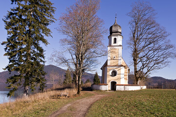 Naklejka premium St. Margreth auf der Halbinsel Zwergern am Walchensee , Oberbayern 