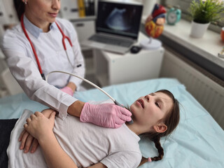 Obraz premium Ultrasound scanning of thyroid gland in children closeup