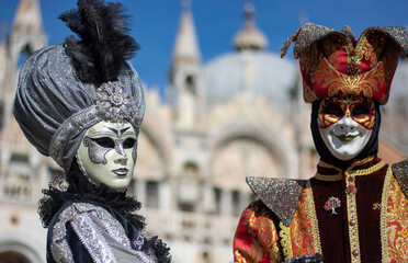Fototapeta na wymiar irony and seriousness in the pair of masks in Piazza San Marco in Venice