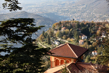 Fototapeta na wymiar Brunate, Como. Panorama del lago dall' alto. 