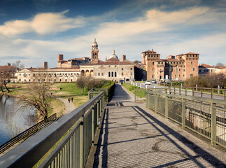 Mantova. Skyline del centro storico dal Ponte di San Giorgio