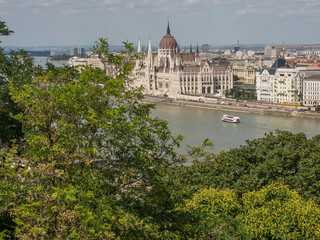 Fototapeta premium Die Stadt Budapest an der Donau in Ungarn