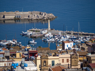 Vista dall'alto di porto bagnera, sicilia bagheria aspra. Mare barche e case caratteristiche siciliane. Costa mediterranea