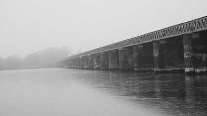most na jeziorze czarno biała  fotografia