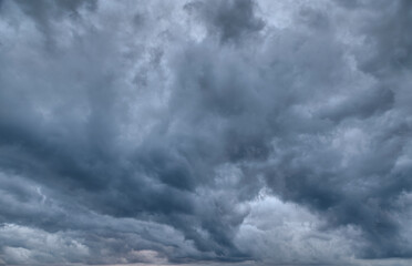 Obraz premium Dramatic cloudy sky background overlay. Ideal for sky replacement.