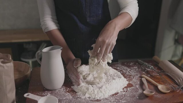 baker Use hands to mix the flour and water to hand make bread