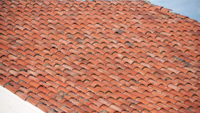 Tejado de tejas de arcilla de casa rural