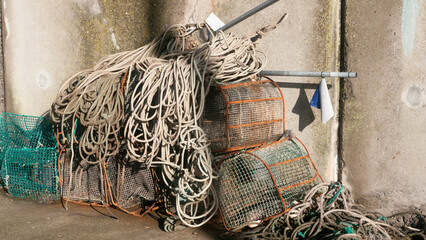 Montón de objetos de pesca en puerto maritimo de hormigon