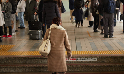 年末の名古屋駅のホームで帰省する人々の姿