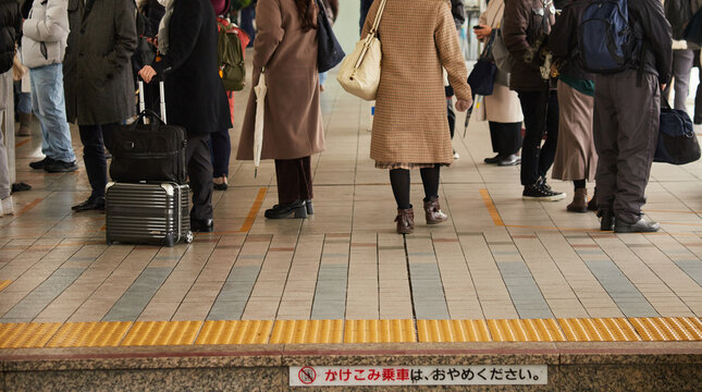 年末の名古屋駅のホームで帰省する人々の姿