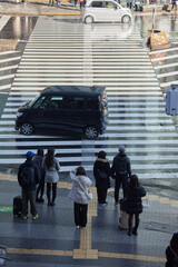 Obraz premium 年末の街の交差点の横断歩道で歩く人々の姿