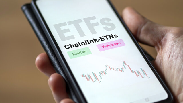 December 2022. An investor analyzes the Chainlink-ETNs ETF fund on phone screen stocks. German text translated :Kaufen, Verkaufen, Chainlink-ETNs= buy, Sell, Chainlink ETNs