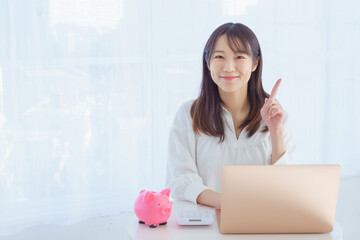 人差し指を立てて微笑む若い女性