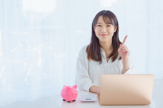 人差し指を立てて微笑む若い女性