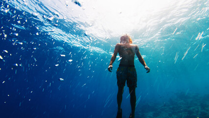 Man freedives in the sea - 556127118