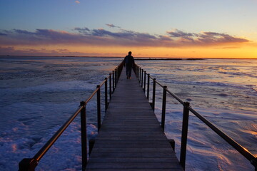 Obraz premium Todowara Walk Path and Frozen Ocean at Notsuke Peninsula in Betsukai, Hokkaido, Japan - 日本 北海道 別海町 野付半島 トドワラ 探勝線歩道 氷海