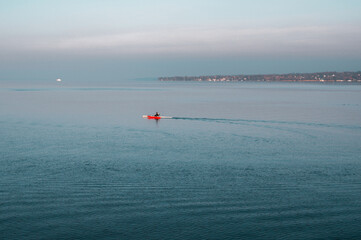 Pirogue sur le lac de Gen&egrave;ve en hiver