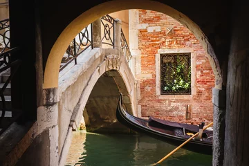 Foto auf Acrylglas Gongola hidden in a corner of Venice © DiegoDelba