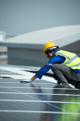 Engineer in charge of solar panel installation The installation of solar energy conversion into electricity for a warehouse is currently being investigated.