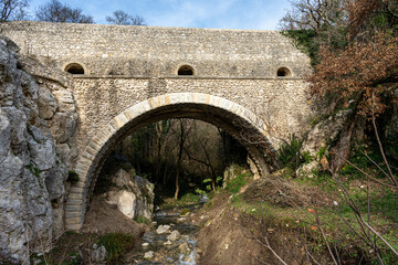 Fototapeta na wymiar Pont près de l'abbaye d'Aiguebelle