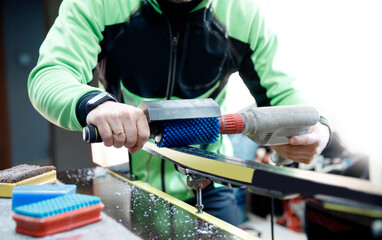 Sliding surface clean from paraffin with automatic brush, Serviceman preparation cross-country skis
