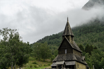 Fototapeta na wymiar Älteste Stabkirche aus 1130 in Urnes am Lusterfjord, Norwegen
