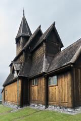 Fototapeta premium Älteste Stabkirche aus 1130 in Urnes am Lusterfjord, Norwegen