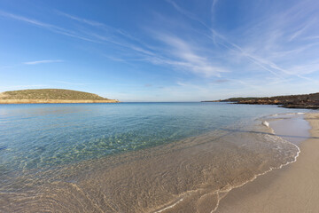 Playa de Ibiza. Cala Conta, una de las playas de la Platges del Comte, con aguas cristalinas color turquesa. Ibiza, Islas Baleares, Espa&ntilde;a.
