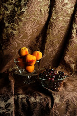 Natura morta. Pesche e ciliegie