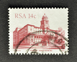 Naklejka premium Cancelled postage stamp printed by South Africa, that shows City Hall, Johannesburg, circa 1982.