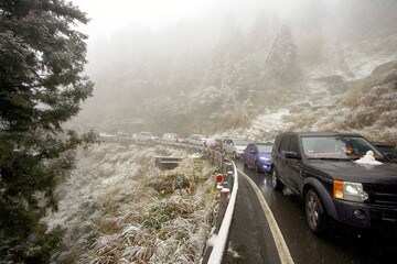 Obraz na płótnie Canvas traffic jam at the top of snowy mountain road