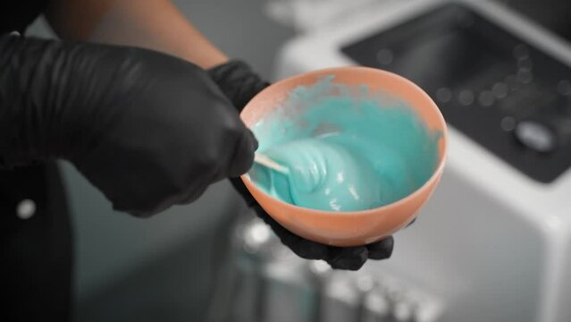 Beauty salons,putting the green mask on the face