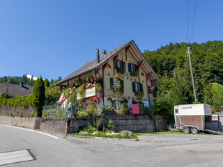 Obraz premium A beautiful house with lots of floral decorations.