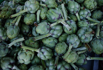 Fototapeta na wymiar green artichokes at the farmers market
