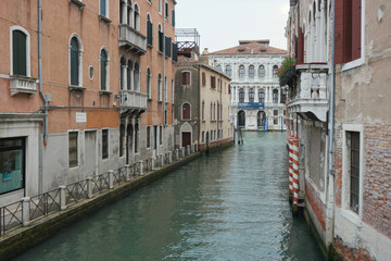 Fototapeta na wymiar Venice canal street red ribbon bouy