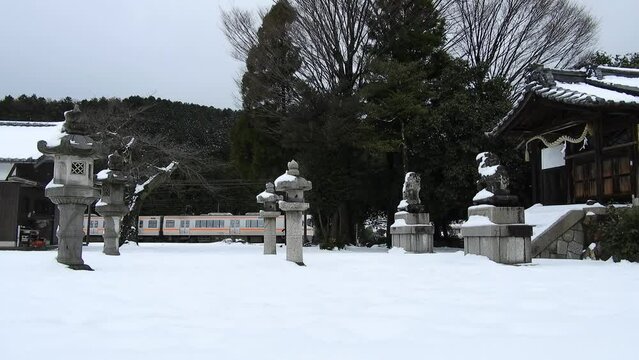 雪の米原を走る313系普通列車
