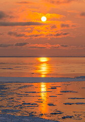 流氷とオホーツク海と夕暮れ